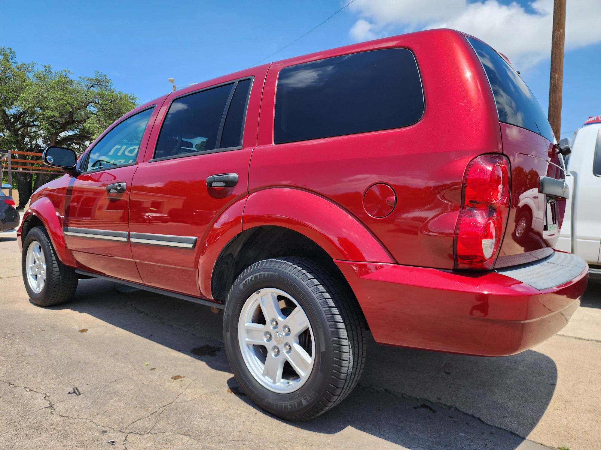 2007 RED /GRAY Dodge Durango SLT (1D8HD48P47F) with an 4.7L V8 SOHC 16V FFV engine, AUTO transmission, located at 2660 S.Garland Avenue, Garland, TX, 75041, (469) 298-3118, 32.885387, -96.656776 - Welcome to DallasAutos4Less, one of the Premier BUY HERE PAY HERE Dealers in the North Dallas Area. We specialize in financing to people with NO CREDIT or BAD CREDIT. We need proof of income, proof of residence, and a ID. Come buy your new car from us today!! This is a 2007 Dodge Durango SLT V8 S - Photo #5